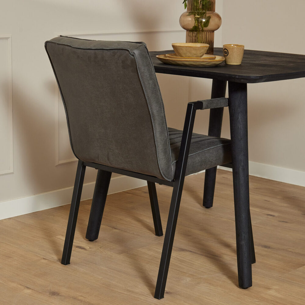 Stoere donkergrijze eetkamerstoel met metalen poten voor modern interieur.