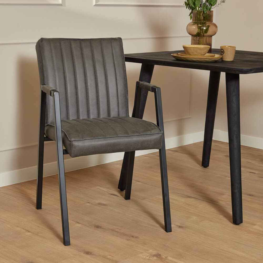Elegant eetkamerstoel met gestikte bekleding in een modern interieur, perfect voor een stijlvolle eethoek.