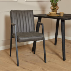 Elegant eetkamerstoel met gestikte bekleding in een modern interieur, perfect voor een stijlvolle eethoek.