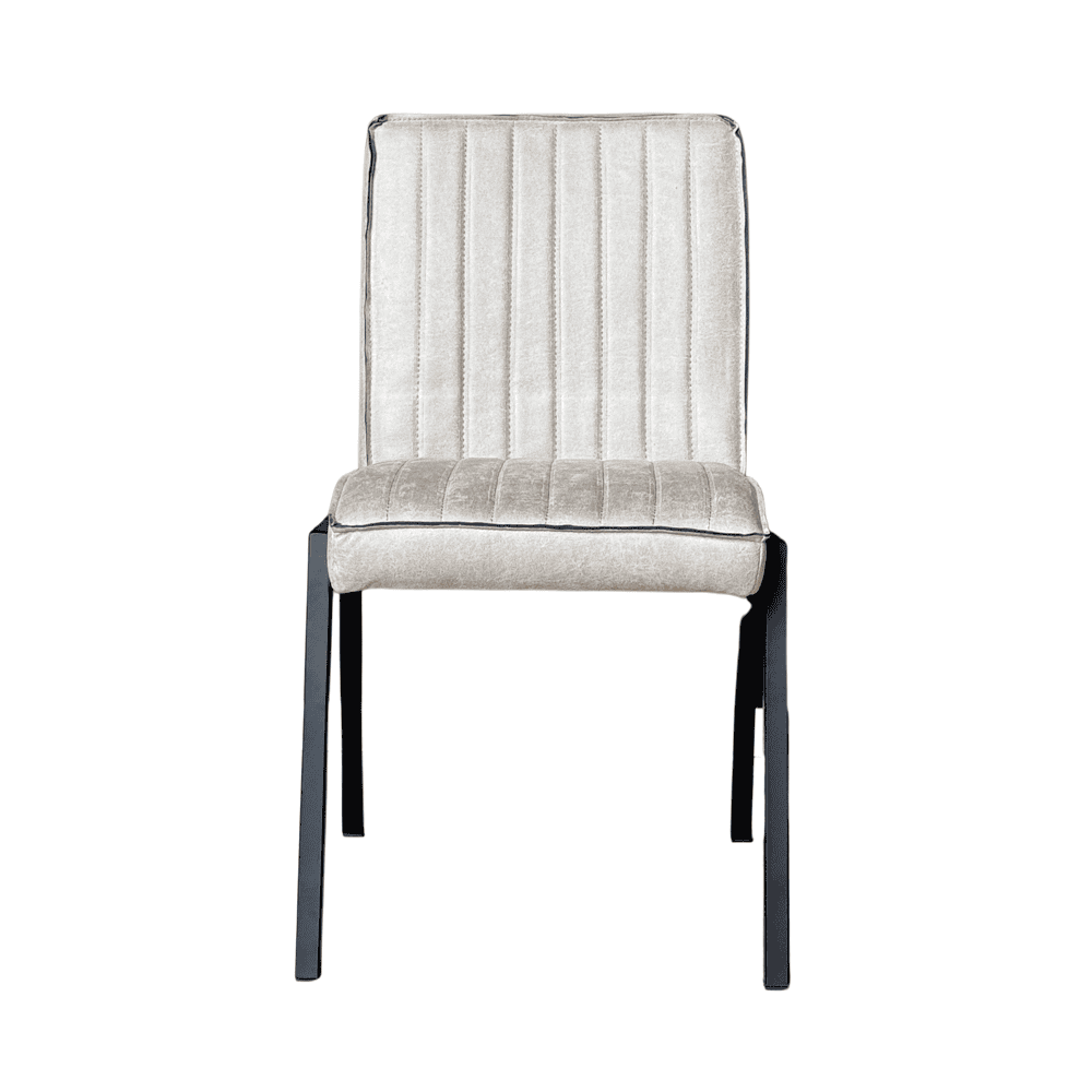 Luxe eetkamerstoel met beige velvet bekleding en zwart metalen poten, modern design en comfortabele zithouding. Perfect voor een stijlvolle eetkamer of woonkamer.