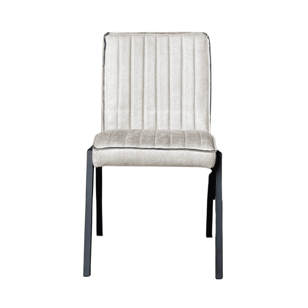 Elegant eetkamerstoel met velvet bekleding en zwarte houten poten, perfect voor een modern interieur - Mokana meubelen.