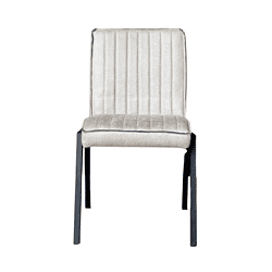 Luxe eetkamerstoel met beige velvet bekleding en zwart metalen poten, modern design en comfortabele zithouding. Perfect voor een stijlvolle eetkamer of woonkamer.