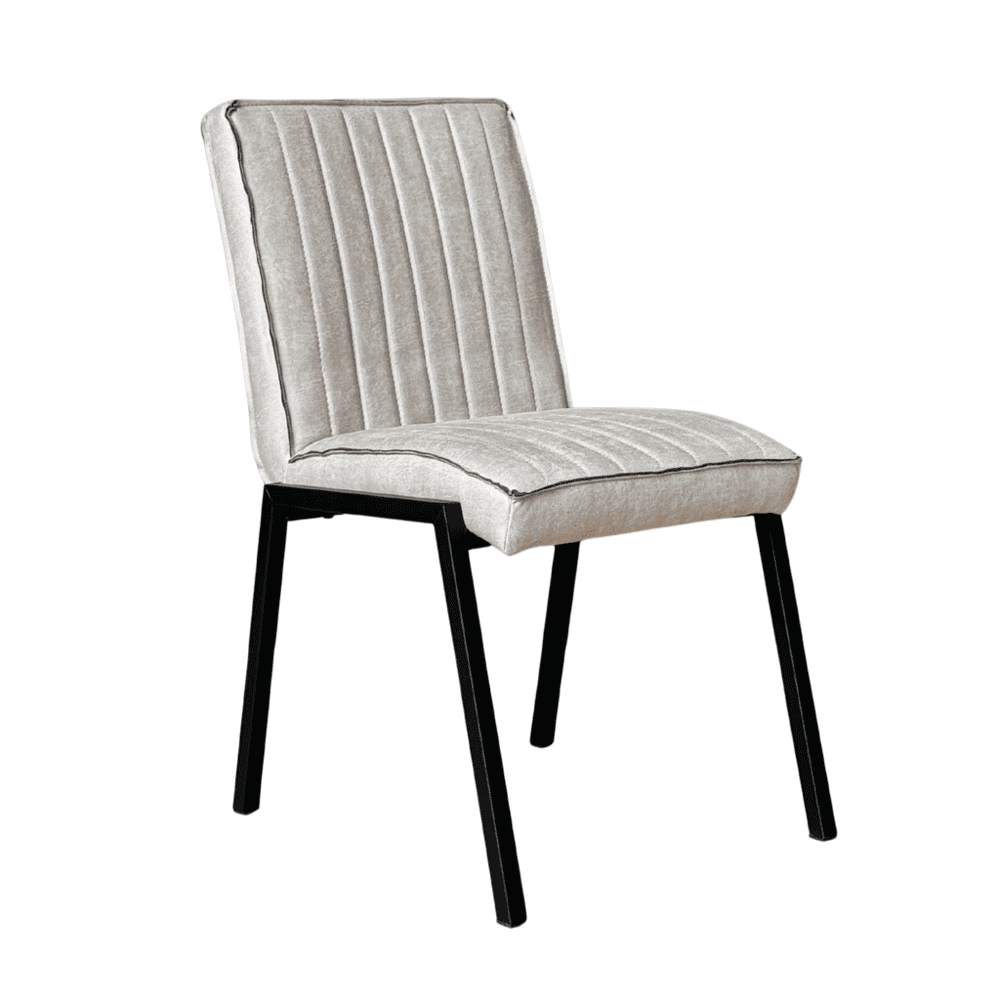 Elegante stoffen eetkamerstoel met zwarte houten poten, comfort en stijl voor een moderne eethoek. Perfect voor een luxe, gezellige eetruimte of ontbijtbar. Mokana meubelen, maatwerk en design.