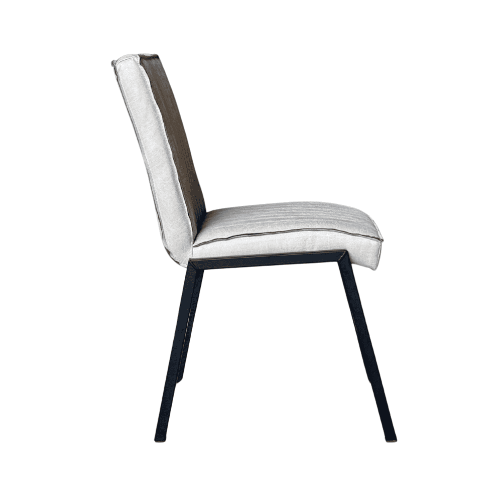 Modern eetkamerstoel met zwart gepoedercoaten frame en lichtgekleurde stof bekleding, perfect voor een stijlvolle en comfortabele eetruimte.