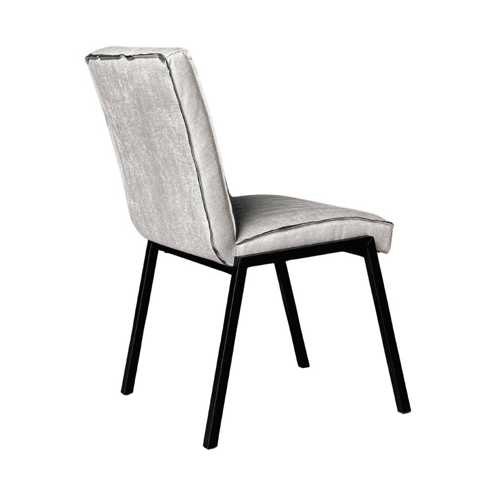 Elegante eetkamerstoel met ivory fluwelen bekleding en zwarte houten poten, perfect voor moderne en luxe interieurs.