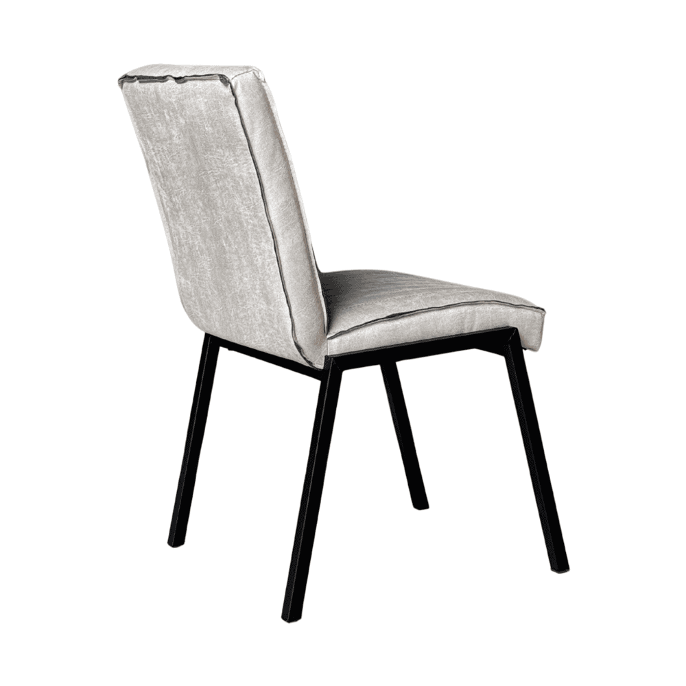 Elegante eetkamerstoel met beige fluwelen bekleding en zwart houten frame, perfect voor modern interieur.