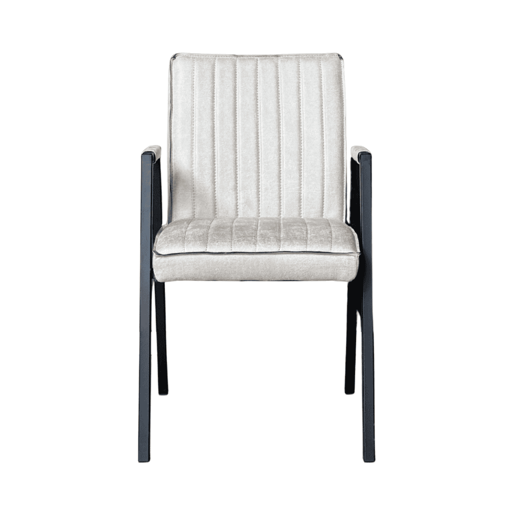 Elegant eetkamerstoel met zwarte houten frame en zacht, beige velvet bekleding, ontworpen voor modern interieur en comfort.