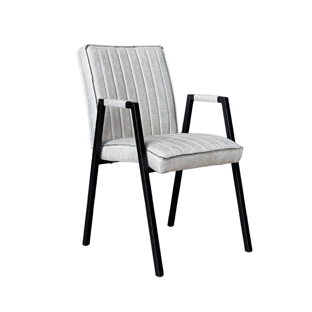 Elegante eetkamerstoel met zwart houten frame en lichtgrijze gestoffeerde zitting en rugleuning, ontworpen door Mokana Meubelen.