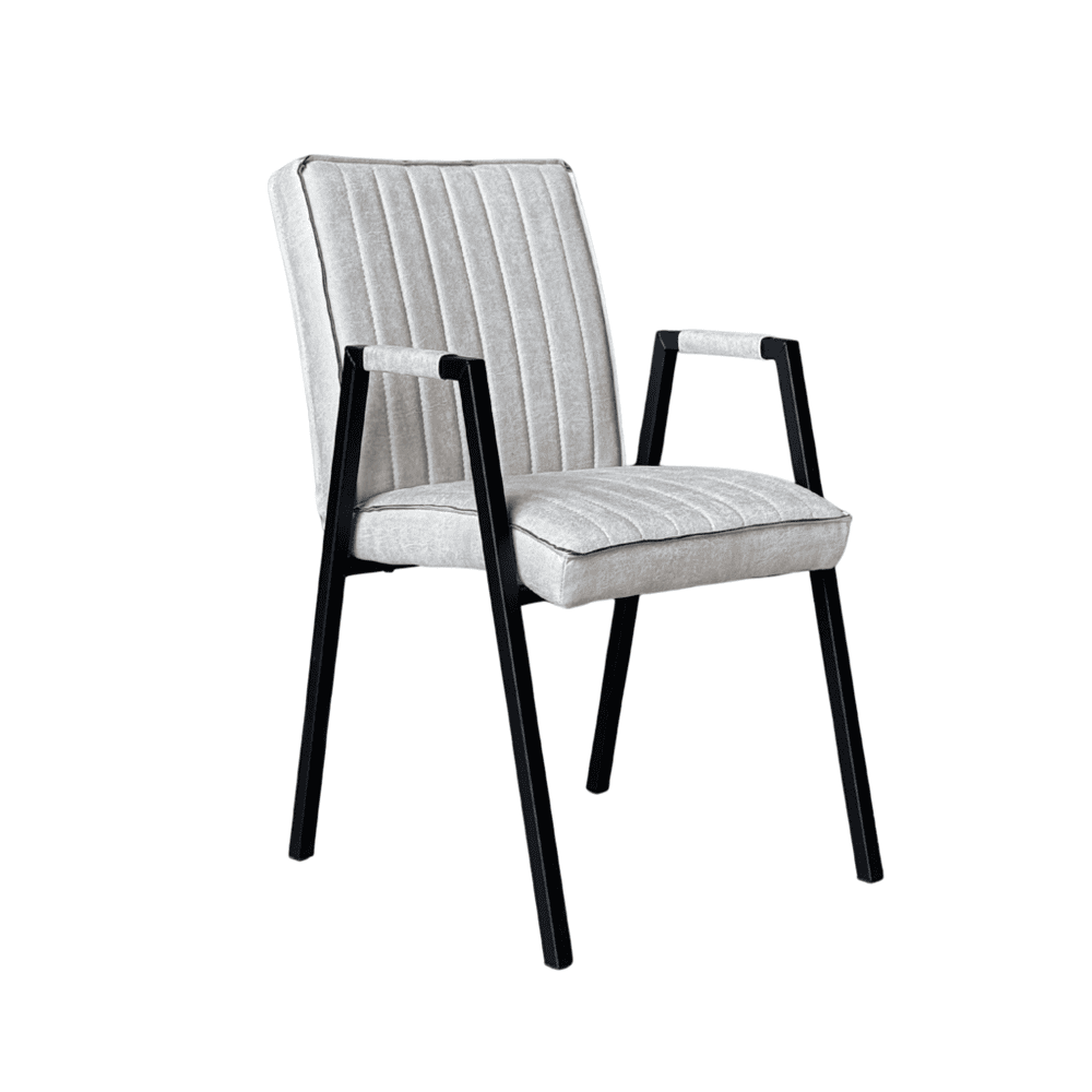 Moderne eetstoel met beige bekleding en zwarte houten frame, perfect voor stijlvolle en comfortabele eethoeken.