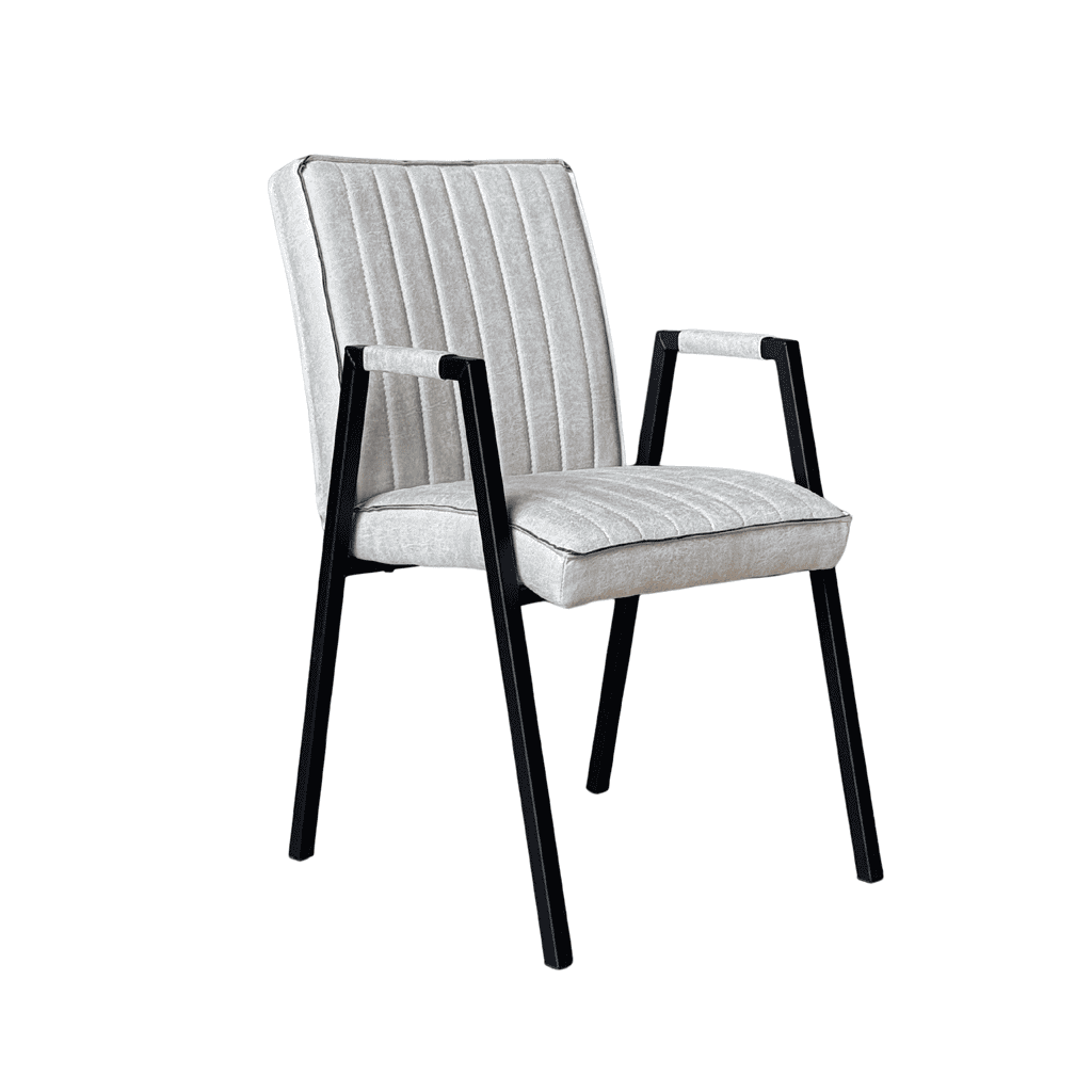 Elegante eetkamerstoel met zwart houten frame en lichtgrijze gestoffeerde zitting en rugleuning, ontworpen door Mokana Meubelen.