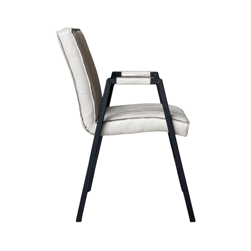 Elegante modern eettafelstoel met bekleding in lichtgrijze stof en zwarte houten poten, ontworpen voor stijlvol en comfortvol wonen.