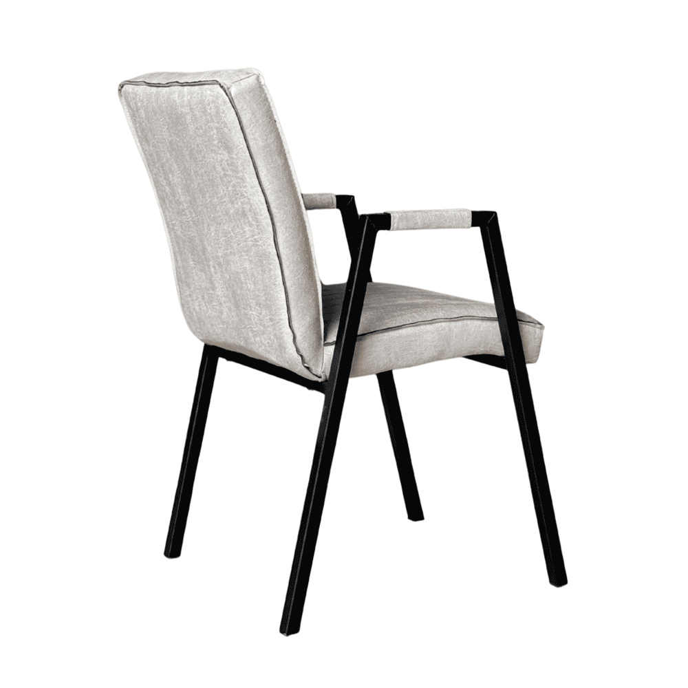 Nette beige stoffen eetkamerstoel met zwart metalen frame, modern design, comfortabel en stijlvol.
