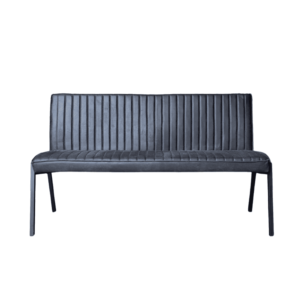 Modern zwart leren bank met strakke lijnen en metalen poten voor een eigentijdse inrichting.