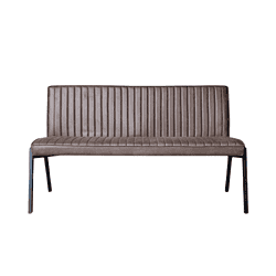 Leren bank met vintage design en gestikte details, perfect voor modern interieur.