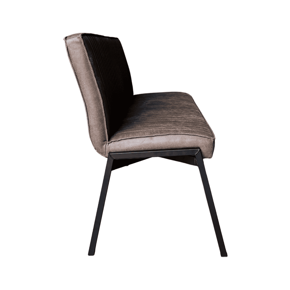 Elegante eetkamerstoel met zwart metalen frame, zacht fluweelachtige bekleding en verstelbare rugleuning voor gecombineerd comfort en stijl. Geschikt voor moderne eetruimtes.