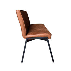 Elegante vintage bank met zwart metalen frame en zachte oranje-bruin fluwelen bekleding, perfect voor een moderne of retro inrichting.