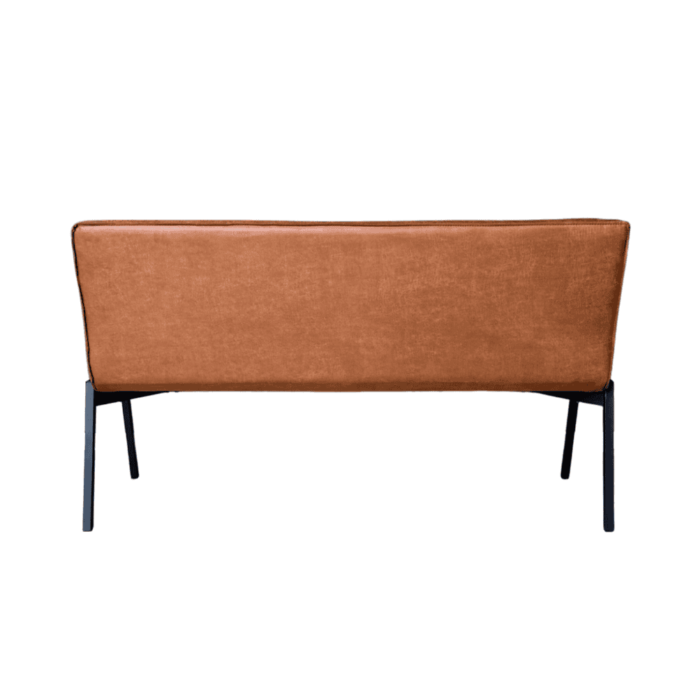 Minimalistisch bankje met een warme, terracotta bekleding en zwart metalen poten, perfect voor modern interieurdesign en comfortabele zitplaatsen.
