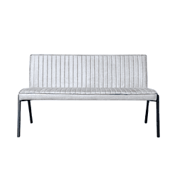 Design bank met gestikte velvet bekleding en zwarte metalen poten, perfect voor moderne woonruimtes - Mokana Meubelen.