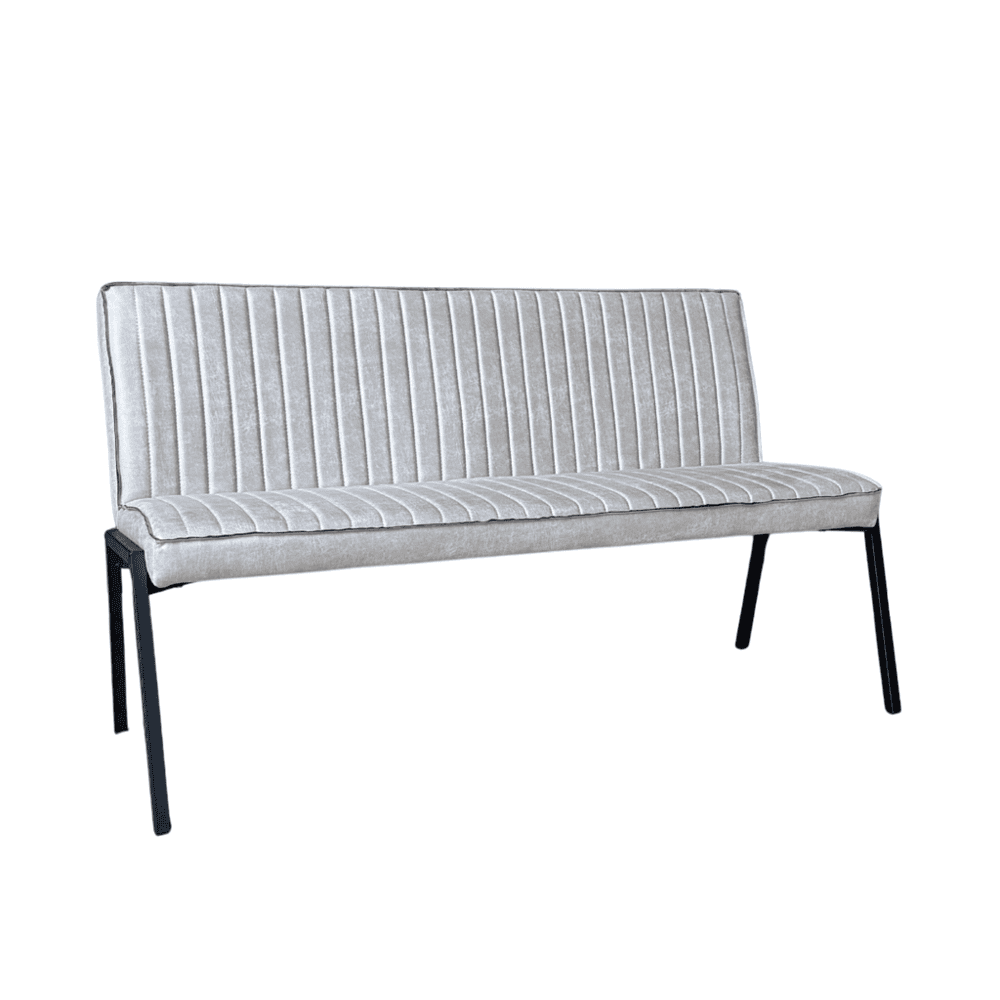 Vintage fluwelen bank, modern design, zwart metalen poten, comfortabele zit, elegante uitstraling, hoogwaardige afwerking, meubels op maat, woonkamer inspiratie, stijlvol en functioneel, Mokana Meubelen.