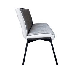 Strakke eetkamerstoel met elegante mix van stoffen in grijs-zwart, moderne zwart metalen poten, perfect voor een stijlvolle interieur inrichting bij Mokana Meubelen.