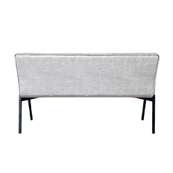 Strak modern bank met licht grijze bekleding en zwart metalen poten, passend in elk eigentijds interieur.