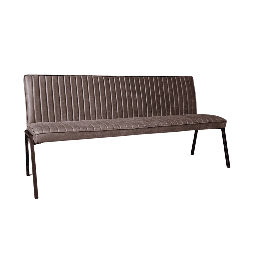 Modern leren bank met strakke lijnen en metalen poten, perfect voor een eigentijdse woonkamer interieurontwerp.