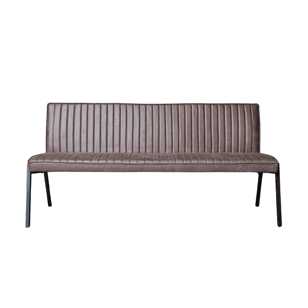 Modern bankje in taupekleurige bekleding met verticale stiksels en zwart metalen poten, perfect voor industrieel en eigentijds interieur, verkrijgbaar bij Mokana Meubelen.