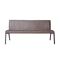 Modern bankje in taupekleurige bekleding met verticale stiksels en zwart metalen poten, perfect voor industrieel en eigentijds interieur, verkrijgbaar bij Mokana Meubelen.