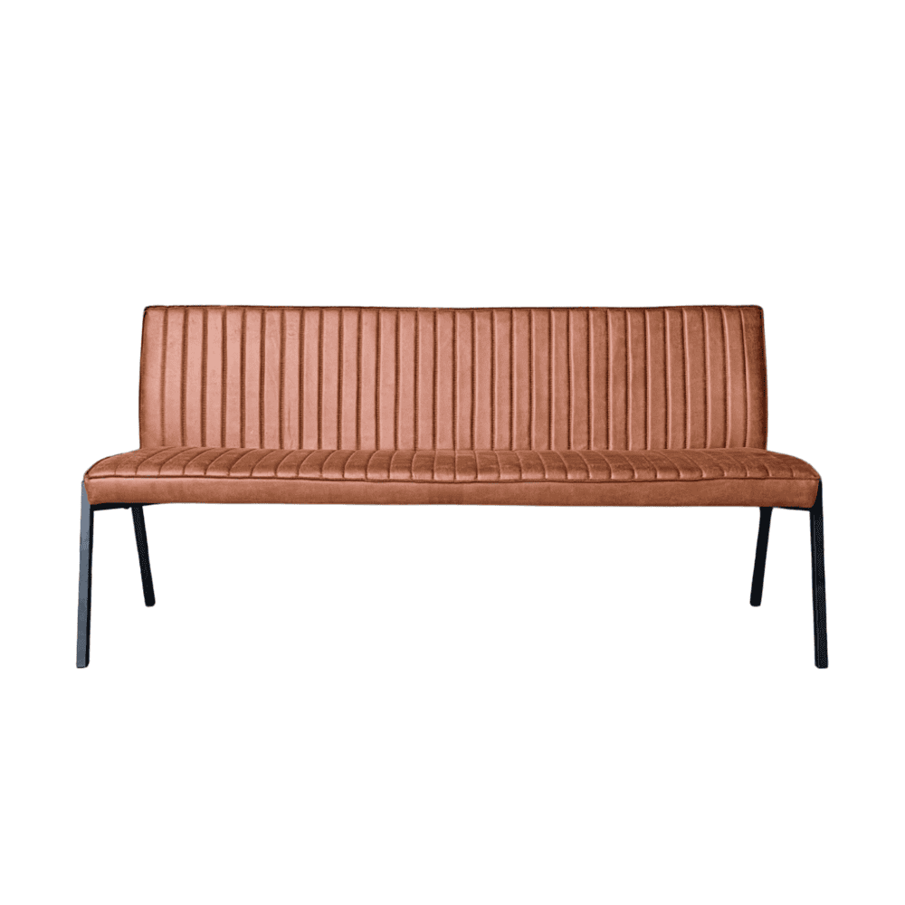 Zithoek bank met bruin gestikte bekleding en zwarte metalen poten, modern en comfortabel ontwerp.