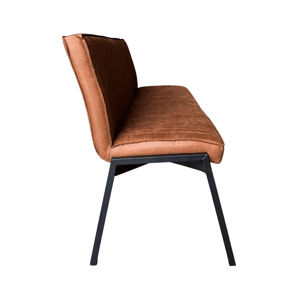 Elegante velvet bank met zwart metalen poten, perfect voor moderne interieurs en woonkamers. Mokana Meubelen biedt stijlvolle en comfortabele meubelstukken voor elke thuis.