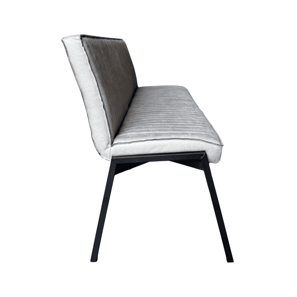 Elegante eetkamerbank met gestoffeerd zitvlak en modern zwart frame, perfect voor stijlvolle en comfortabele woonruimtes.