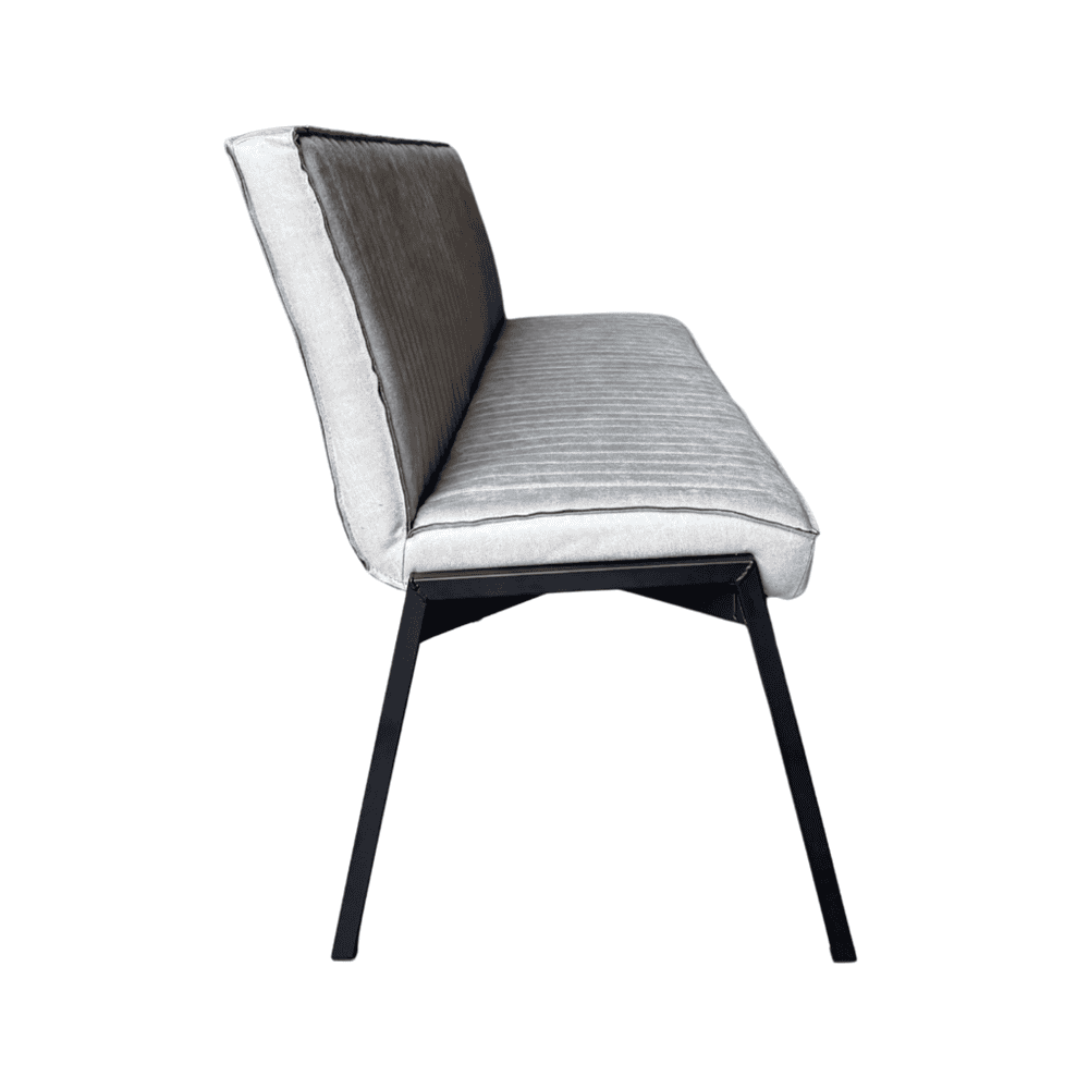 Luxe eetkamerstoel met modern design en velvet bekleding, zwarte metalen frame, ideaal voor een elegante en comfortabele eetruimte.