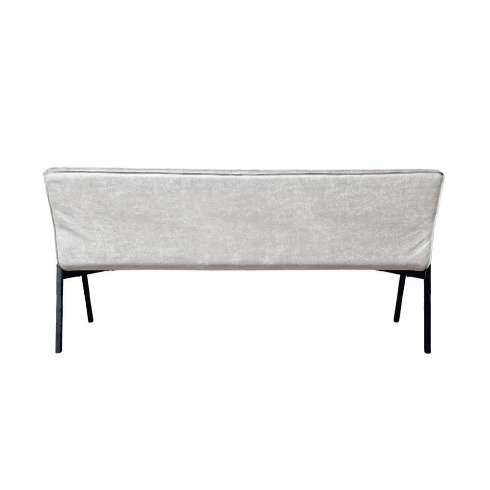 Modern velvet bank, lichtgrijs, met zwarte metalen poten, elegant en comfortabel bankstel voor woonkamer, op maat gemaakt, design meubilair, hoogwaardige materialen, ruime zitmogelijkheden.