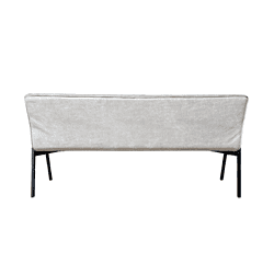 Modern velvet bank, lichtgrijs, met zwarte metalen poten, elegant en comfortabel bankstel voor woonkamer, op maat gemaakt, design meubilair, hoogwaardige materialen, ruime zitmogelijkheden.