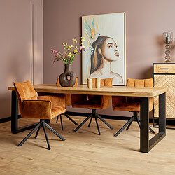 Antiek houten eetkamertafel met zwart metalen onderstel en zes bijpassende oranje velvet eetkamerstoelen, modern interieur met kunstwerk en decoratieve accessoires.