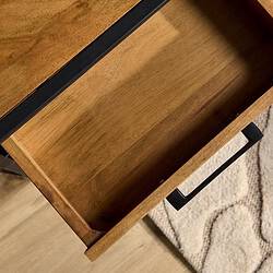 Elegante houten ladekast met zwart metalen handgrepen, modern meubelstuk, perfect voor woonkamer en slaapkamer, handgemaakt design, hoogwaardige afwerking.