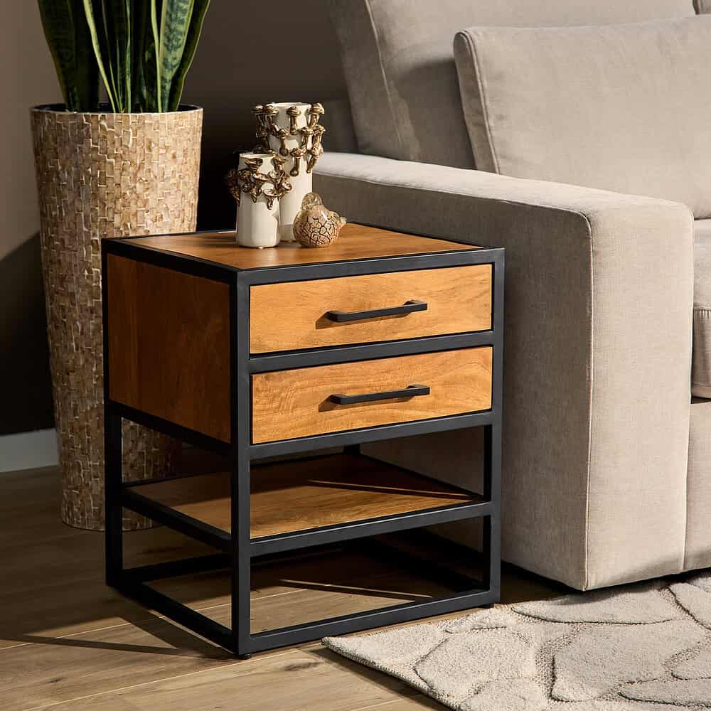 Houten nachtkastje met zwart metalen frame, passend bij moderne en industriële interieurstijlen. Perfect voor naast een bed of sofa om spullen binnen handbereik te houden.