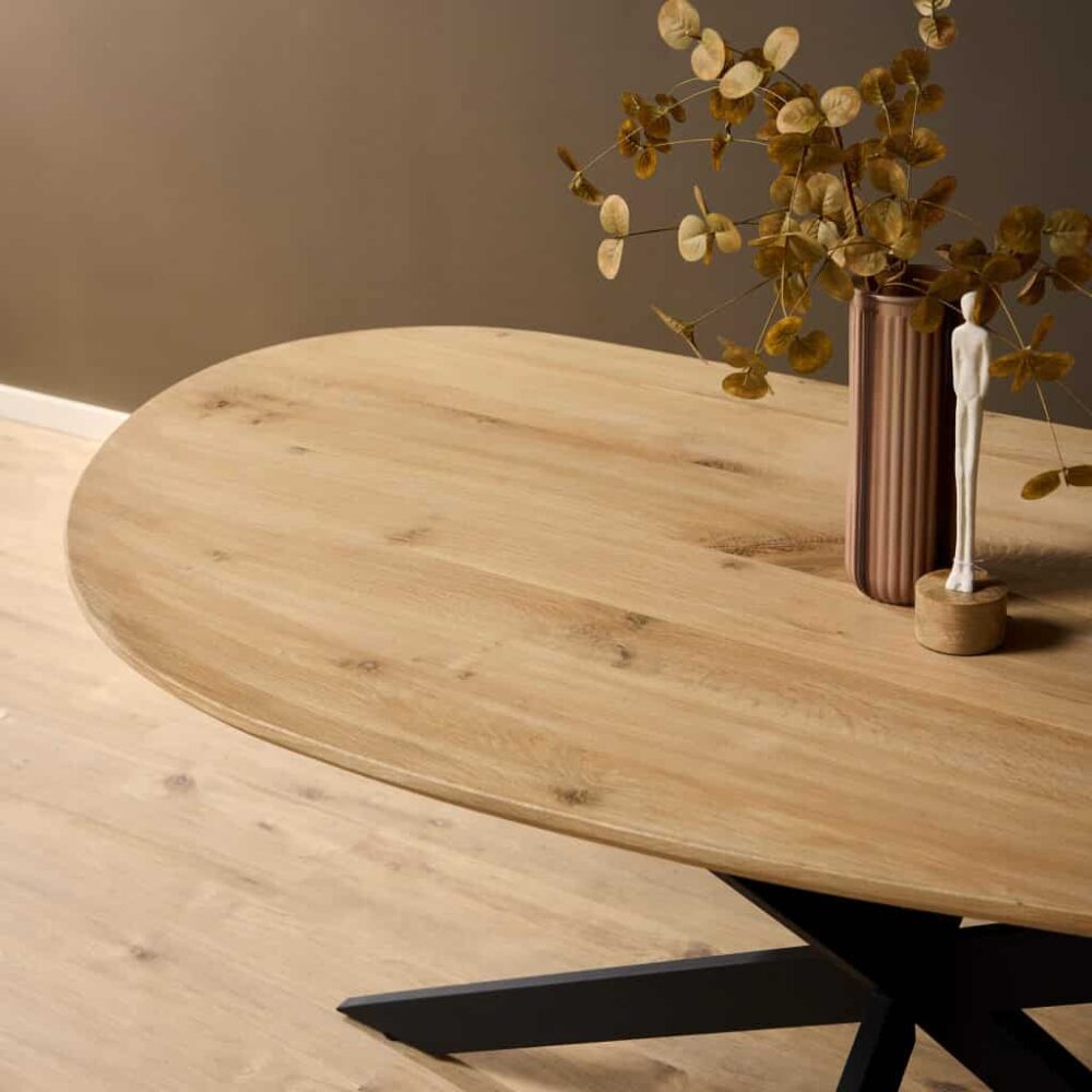 Rustieke eiken houten tafel met zwart metalen onderstel, modern design, hoogwaardige afwerking voor eetkamer of kantoor, natuurlijke uitstraling, duurzame materialen, landelijke stijl, stijlvolle decoratie ideeën, meubeladvies, wooninspiratie.
