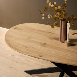 Elegante houten eettafel met afgeronde hoeken, perfect voor modern en natuurlijk interieur.