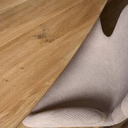 Hoogwaardige massief houten tafel gecombineerd met een luxe stoffen stoel, perfect voor een stijlvolle woonkamer of eetkamer. Mokana Meubelen biedt maatwerk en vakmanschap voor duurzame meubels.