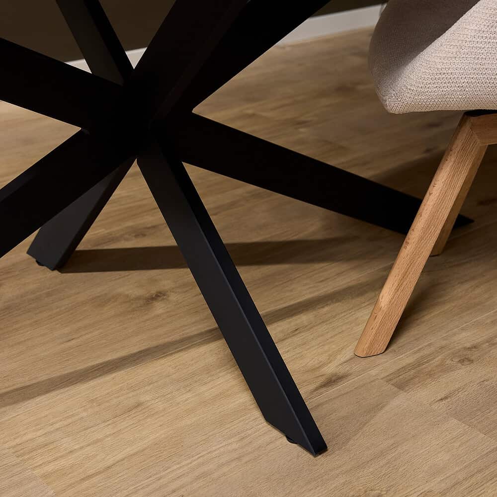 Strakke meubelpoten en houten vloeren, moderne zithoek met salontafel en stoel, design meubelen van hoge kwaliteit, natuurlijke houtafwerking, zwart metalen frame en licht houten details, stijlvolle interieuraccessoires, ambachtelijk en duurzaam meubeldesign, landelijke en moderne meubels, inspiratie voor een warme woonkamer.