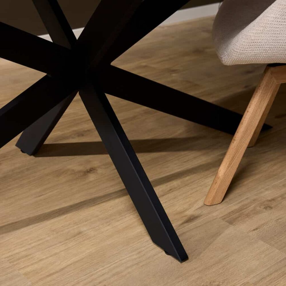 Strakke houten en zwarte metaal combineerbare eetkamerstoelpoten, modern meubelontwerp, natuurlijke materialen, hoogwaardige afwerking, industrieel stijl, meubels op maat bij Mokana Meubelen.