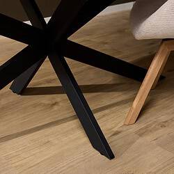 Strakke meubelpoten en houten vloeren, moderne zithoek met salontafel en stoel, design meubelen van hoge kwaliteit, natuurlijke houtafwerking, zwart metalen frame en licht houten details, stijlvolle interieuraccessoires, ambachtelijk en duurzaam meubeldesign, landelijke en moderne meubels, inspiratie voor een warme woonkamer.