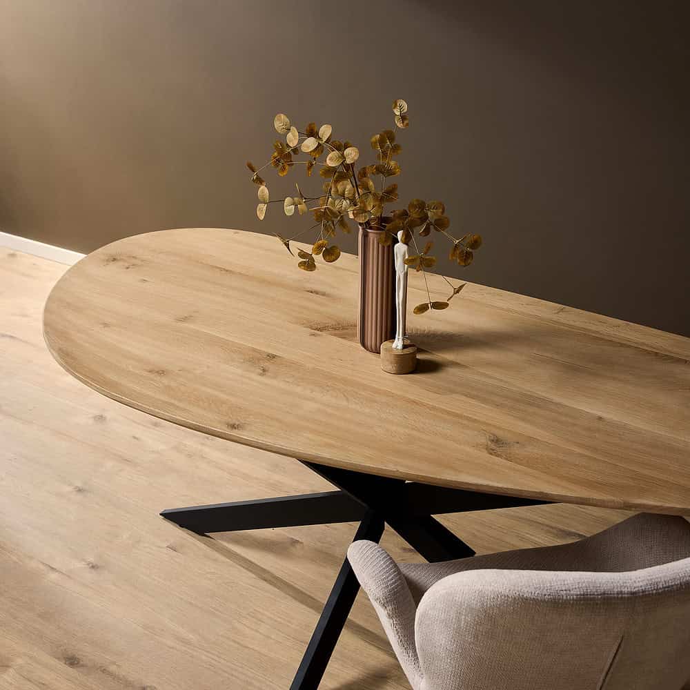 Modern eettafel van massief hout met zwart metalen frame, strakke design en natuurlijke afwerking, perfect voor moderne interieurstijlen.