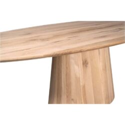 Strak houten eettafel met natuurlijke afwerking en massieve poten, perfect voor moderne interieurs.