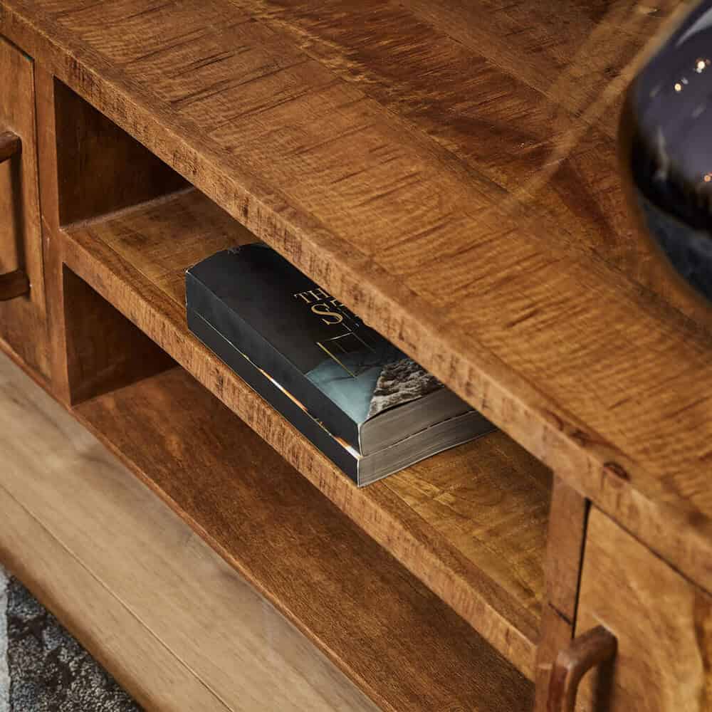 Robuuste houten kast met open vakken voor woonaccessoires of boeken, ambachtelijk gemaakt door Mokana Meubelen.