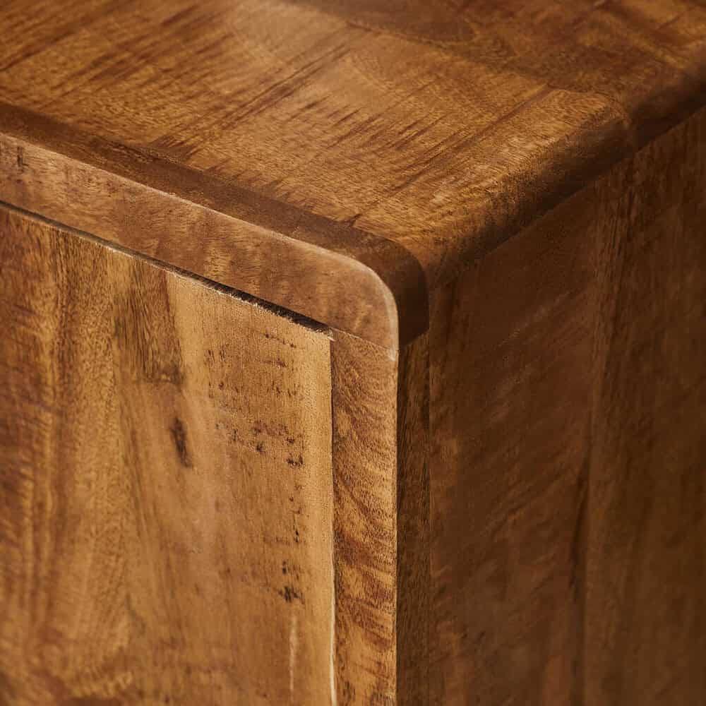 Hoogwaardige massief houten meubel met warme natuurlijke houtnerven en elegante afwerking.