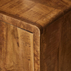 Hoogwaardige massief houten meubel met warme natuurlijke houtnerven en elegante afwerking.