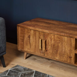 Vintage houten mediameubel met laden en open vakken, modern design, ideaal voor woonkamer decoratie en opbergruimte, gemaakt van duurzaam massief hout.