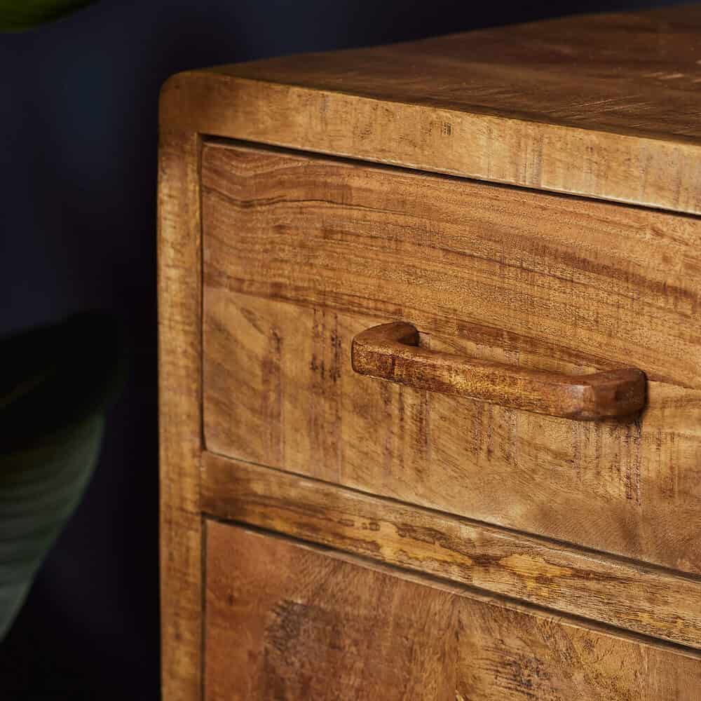 Massief houten kast met handvat, handgemaakt, rustiek design, duurzame materialen, natuurlijke afwerking, meubel voor woonkamer of slaapkamer.